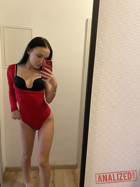 Dark-haired amateur Sasha Sparrow takes selfies of her enormous behind as she strips - #1168893