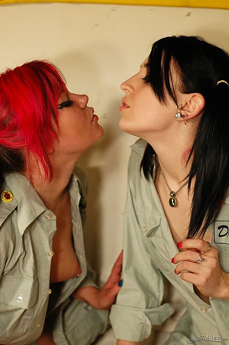 Emo hoes Draven and Morgan teasing nicely before engaging hot lesbo action - Image 5 of 17  in Pussy category  