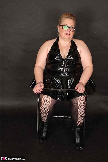 Thick older lady Lexie Cummings shows pierced cunt while paddling her giant butt - Image 1 of 20  in Amateur category   featuring Lexie Cummings