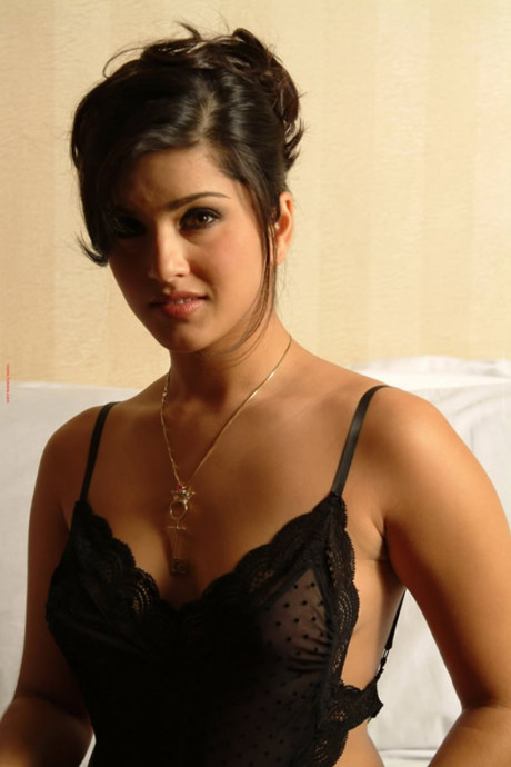 Exotic Indian MILF Sunny Leone poses in lacy black undergarment & shows her boobies