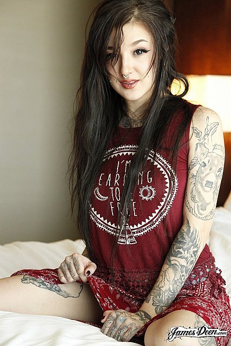 Pale tattooed emo bitch girlfriend woman Kelsi Lynn flaunts her colorful curves & spreads snatch - Image 1 of 16  in Masturbation category   featuring Kelsi Lynn 