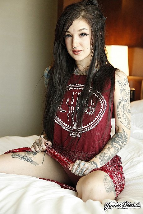 Pale tattooed emo bitch girlfriend woman Kelsi Lynn flaunts her colorful curves & spreads snatch - Image 2 of 16  in Masturbation category   featuring Kelsi Lynn 