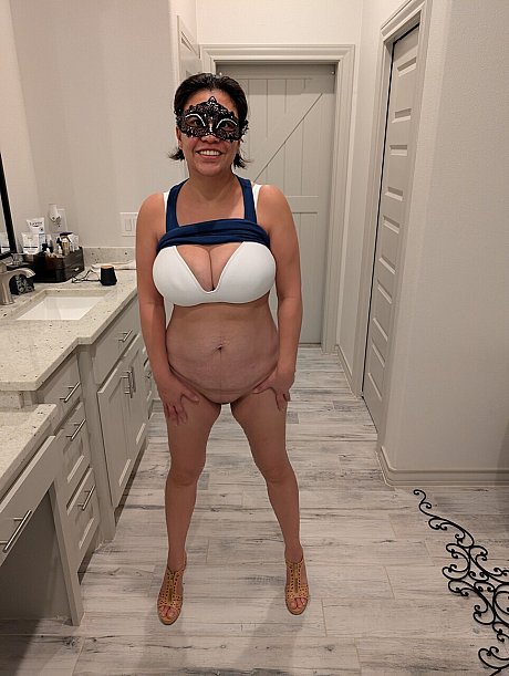 OnlyFans Bad fiance hispanic naked Pics - Image 2 of 10  in Spreading category   featuring Novimilo 