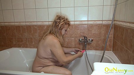 Amateur older Tereza spreads her legs and masturbates in a tub - Image 3 of 20  in Dildo category   featuring Tereza, Annia 