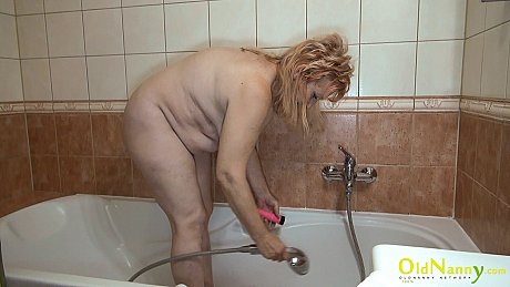 Amateur older Tereza spreads her legs and masturbates in a tub - Image 4 of 20  in Dildo category   featuring Tereza, Annia 