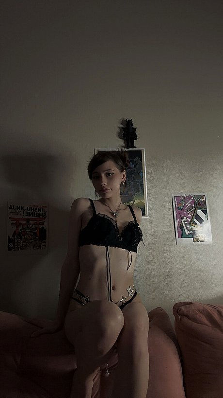 OnlyFans Faline Crosthwaite Sex Pics - Image 13 of 15  in Model category  