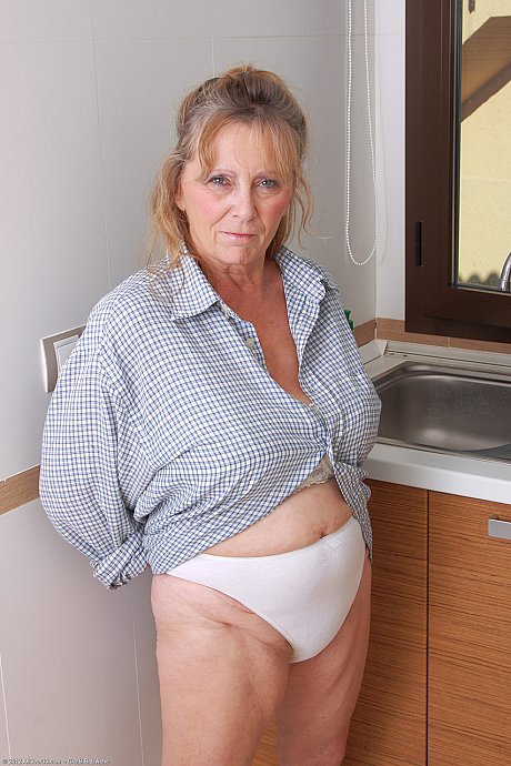 Fine granny Isabel unleashes her monstrous saggy tits and fucks a cucumber - Image 3 of 20  in Big Clit category   featuring Isabel 