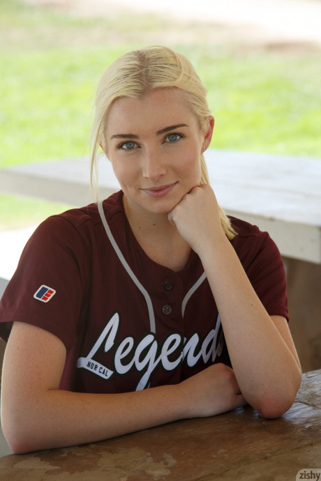 Sporty blondy Morgan Attwood flashing tiny tits & hot butt in a softball field - #195060