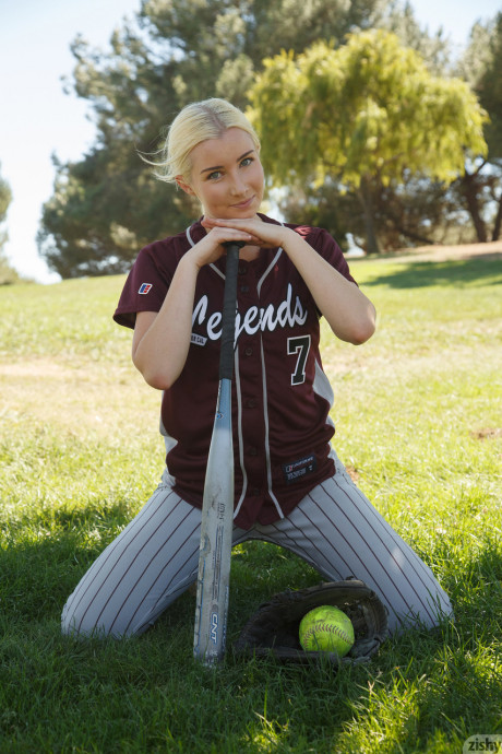 Sporty blondy Morgan Attwood flashing tiny tits & hot butt in a softball field - #195061