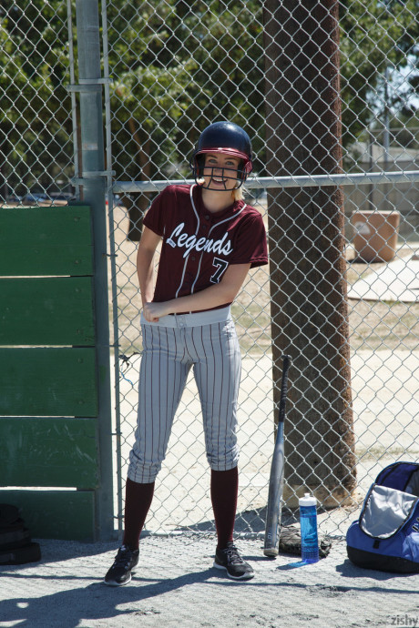 Sporty blondy Morgan Attwood flashing tiny tits & hot butt in a softball field - #195062