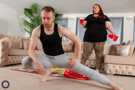 Mature BBW Missy strips, mounts and sits on her petite lover face - #1120482