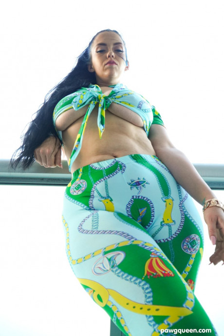 Pretty BBW Ryan Smiles bares her gigantic boobs while showing off her curves - #1259450
