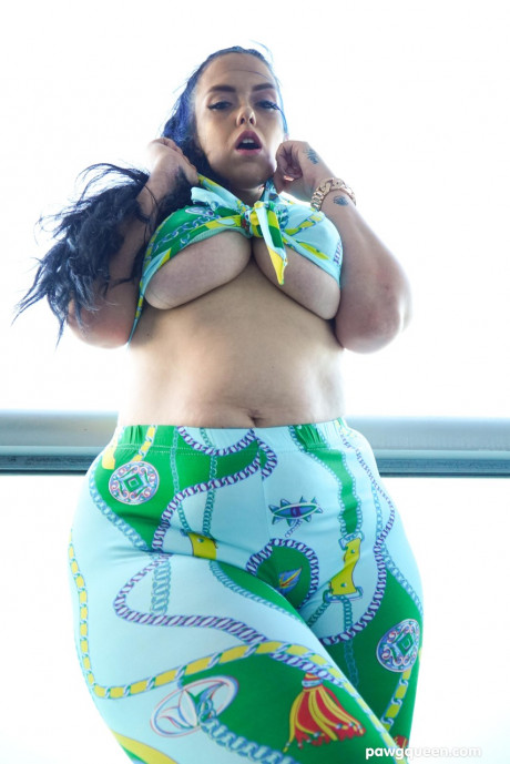 Pretty BBW Ryan Smiles bares her gigantic boobs while showing off her curves - #1259453