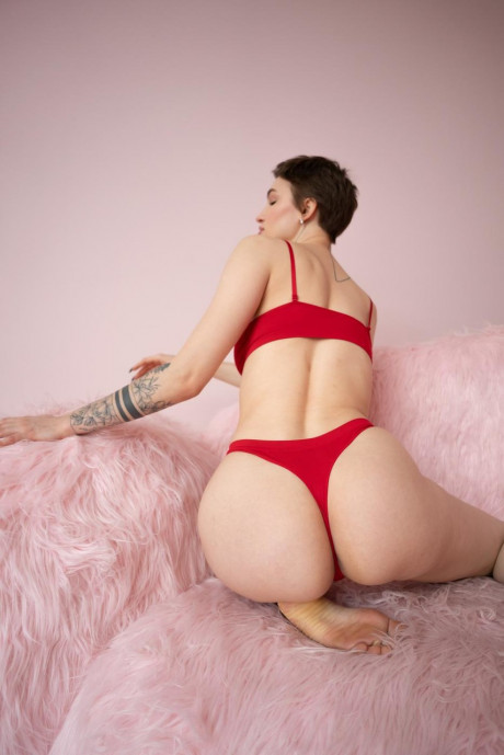 Short haired cutie Valentina flaunts her incredible tasty butt on a recliner - #1256825