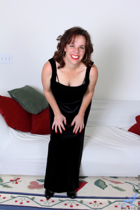 Pretty MILF Sonic doffs her black dress & stockings & spreads her shaved cunt - #908389
