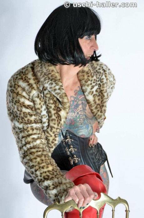 Solo skank gf woman Tattoogirl Cleo gets nude in a leather waist cincher and long boots - #1221311