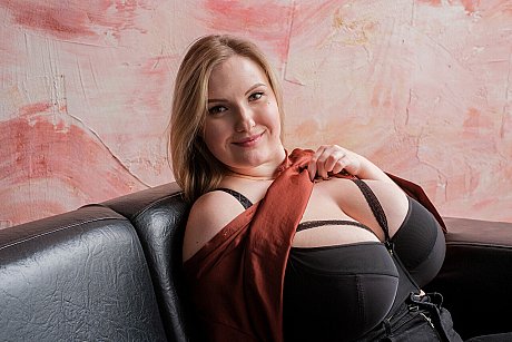 OnlyFans Kira Liv Kira Liv - Image 3 of 20  in MILF category   featuring Kira Liv 