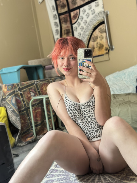 Pink-haired amateur whore red hair Abby poses dressed up in the mirror - #1048368