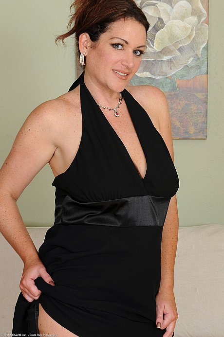 Glamorous amateur MILF Ryan unveils her large natural boobies and round ass - Image 1 of 20  in Close Up category   featuring Ryan Edel 