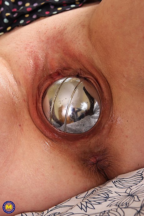 Mature girl Paulana inserts a enormous dildo and a silver ball into her meaty vagina