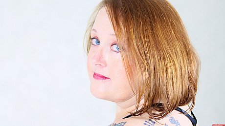 Obese ginger head Golden Bombshell touts her giant ass in a bikini - Image 4 of 12  in Close Up category   featuring Golden Bombshell 