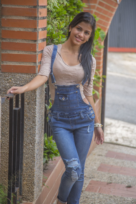 Cute hispanic teen Denisse Gomez flaunts her ravishing figure in jeans - #457974