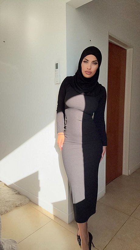 OnlyFans Leila Onyx XXX Gallery - Image 15 of 20  in Model category  