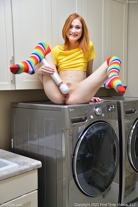 Adorable American babe Skarlett stuffs her chunky cunt with her leggings