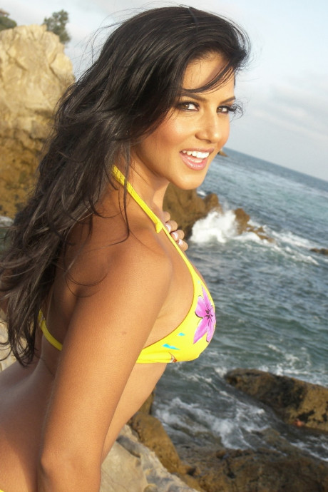 Ravishing attractive Indian MILF Sunny Leone teasing in a cute yellow bikini at the beach - #7666