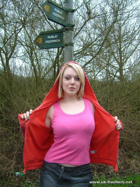Horny blondie toys her cunt at the intersection of walking paths in the country - #12429