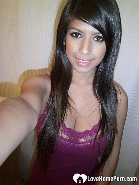 Stunning attractive amateur chick girl woman shows her juicy natural breasts and fingers her cunt - Image 1 of 21  in Amateur category   featuring Layla Rose 