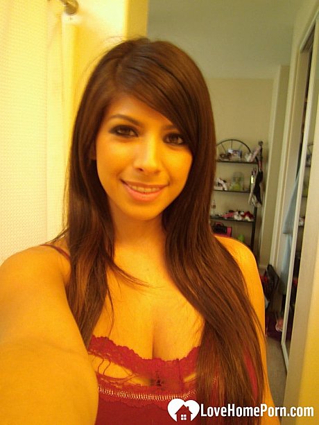 Stunning attractive amateur chick girl woman shows her juicy natural breasts and fingers her cunt - Image 12 of 21  in Amateur category   featuring Layla Rose 