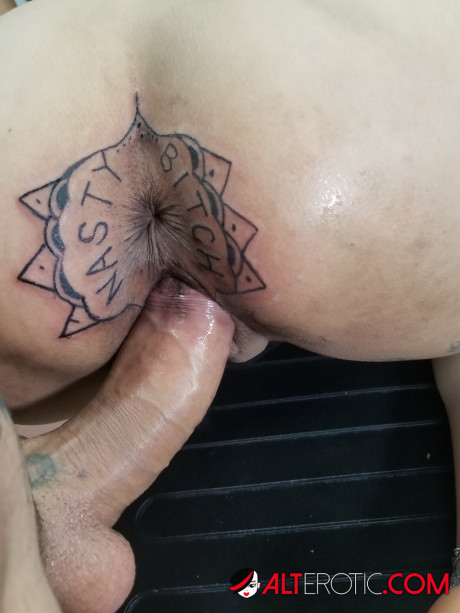 Latina bitch lady Kitty Jaguar gets a ass tattoo before being sexed - #905719