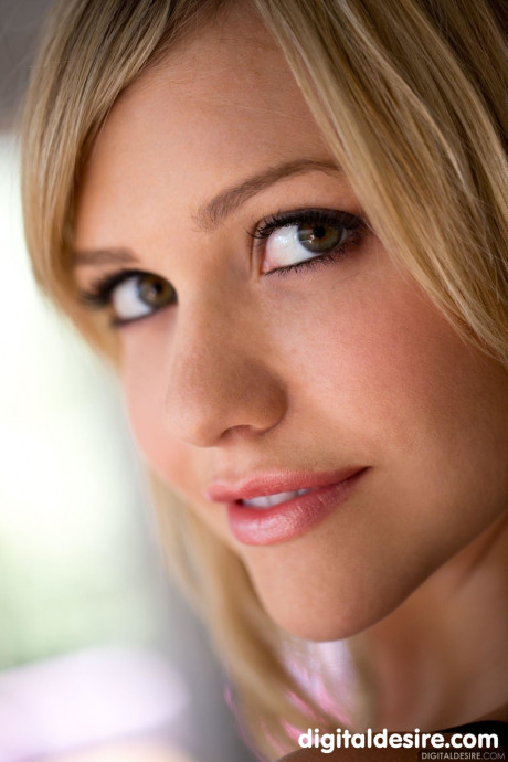 Glamorous yellow-haired babe Mia Malkova shows her irresistible twat up close - #1071452