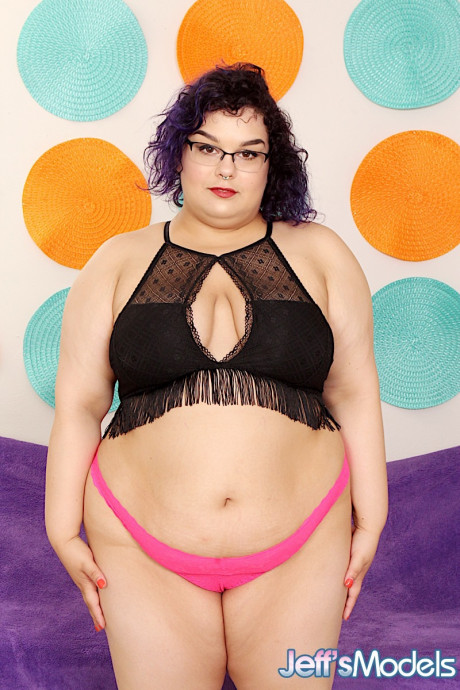 Overweight girl woman Simone Debu masturbates in the nude while wearing glasses - #891784