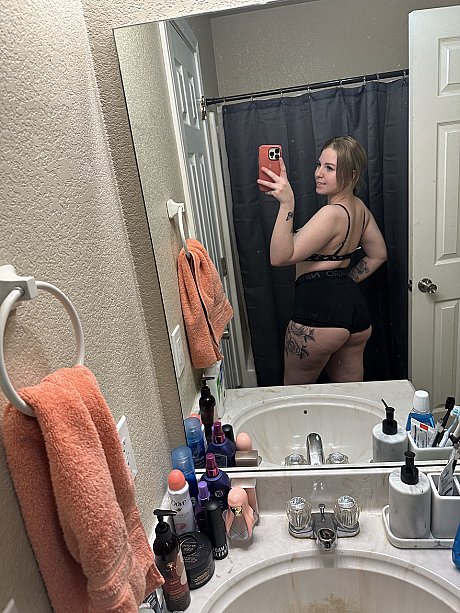 Chubby OnlyFans cam babe Kayla Bumsy flaunts her enormous booty wearing booty shorts - Image 4 of 20  in Amateur category