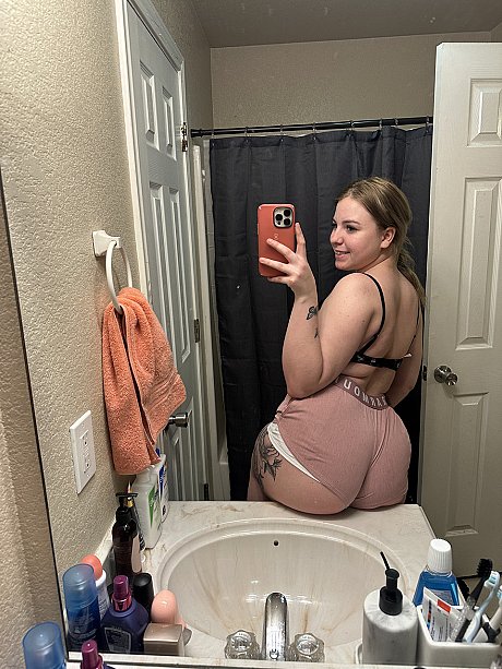 Chubby OnlyFans cam babe Kayla Bumsy flaunts her enormous booty wearing booty shorts - Image 7 of 20  in Amateur category