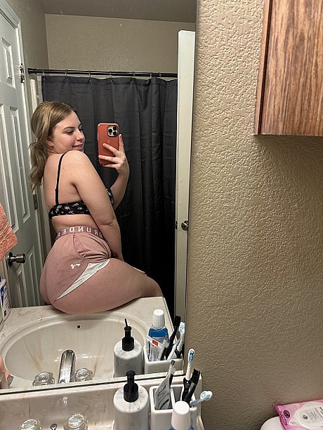 Chubby OnlyFans cam babe Kayla Bumsy flaunts her enormous booty wearing booty shorts - Image 8 of 20  in Amateur category
