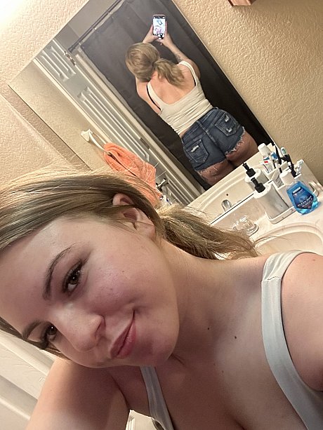 Chubby OnlyFans cam babe Kayla Bumsy flaunts her enormous booty wearing booty shorts - Image 11 of 20  in Amateur category