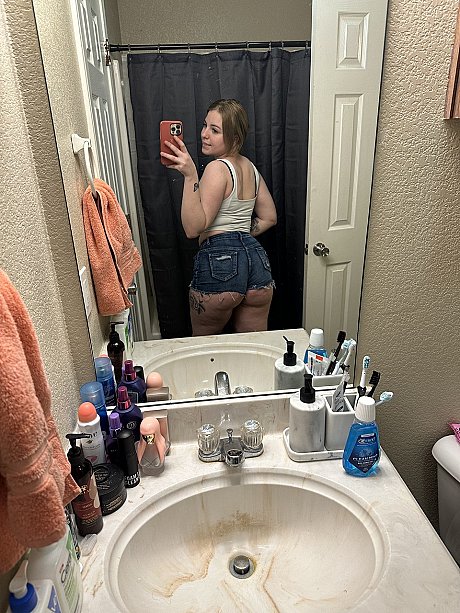 Chubby OnlyFans cam babe Kayla Bumsy flaunts her enormous booty wearing booty shorts