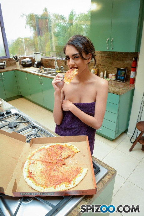 Giant hottie Janice Griffith trades kneeling POV kitchenette oral sex for pizza - #997355