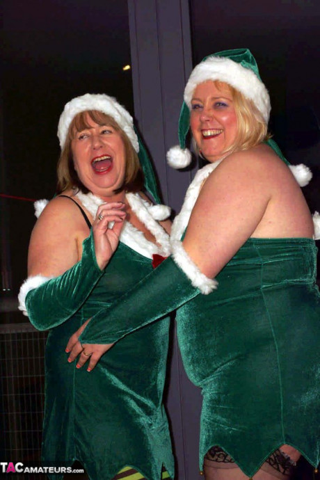 Obese yellow-haired Lexie Cummings partakes in lesbian sex in Christmas clothing - #812365