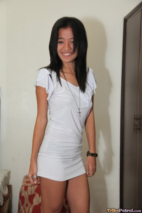 Stunning sweet Filipina Ellah gets rid of her panties & flaunts her bald holes - #90803