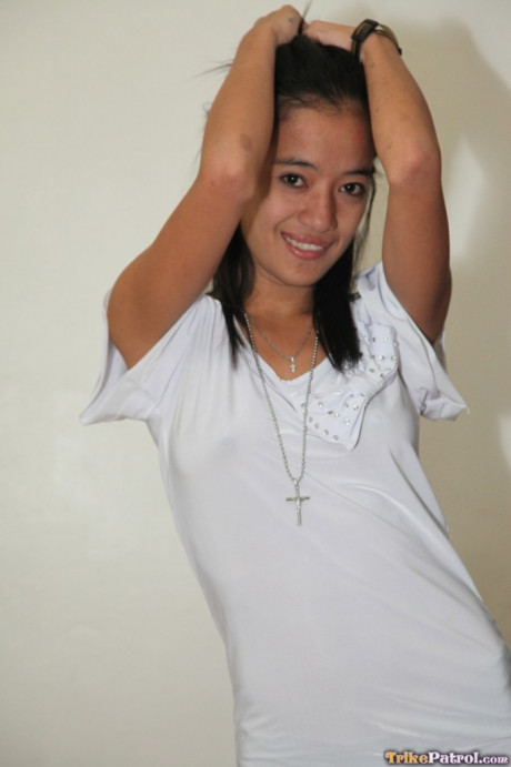 Stunning sweet Filipina Ellah gets rid of her panties & flaunts her bald holes - #90804