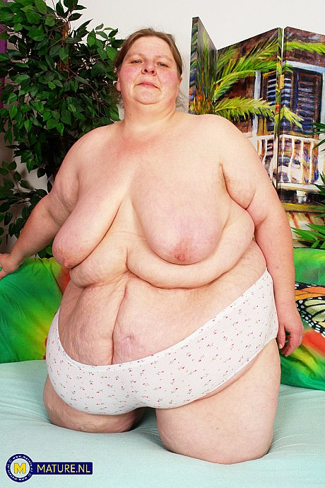 Old SSBBW Antonia C struggles to masturbate with her monstrous dildo - Gallery #42671