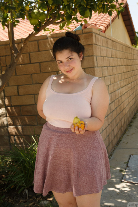 Curvy GF Carolina Munoz shows her fat behind and lacy white underwear - #277638