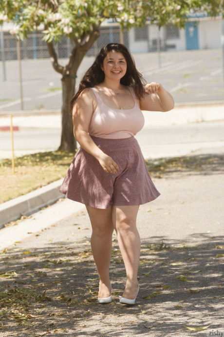 Curvy GF Carolina Munoz shows her fat behind and lacy white underwear - #277642