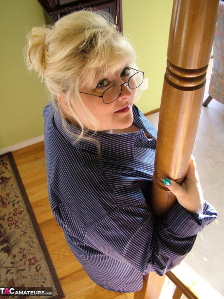 Cougar yellow-haired fatty Taffy Spanx highlights her shaved snatch during solo action - #1217535