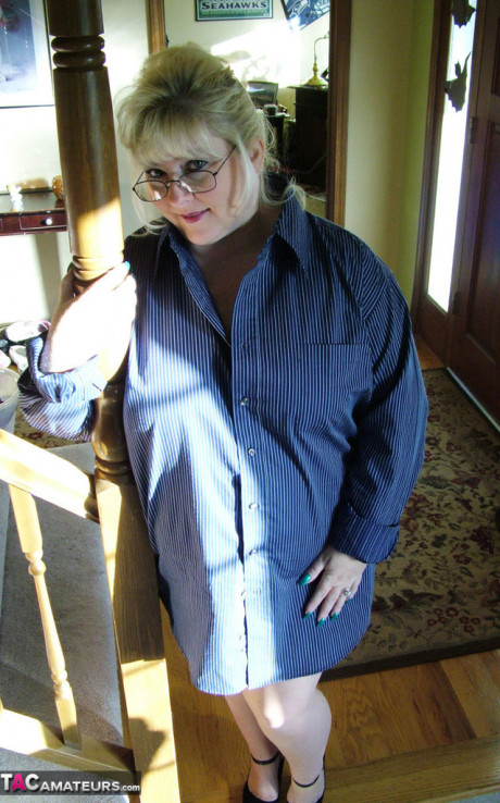 Cougar yellow-haired fatty Taffy Spanx highlights her shaved snatch during solo action - #1217536