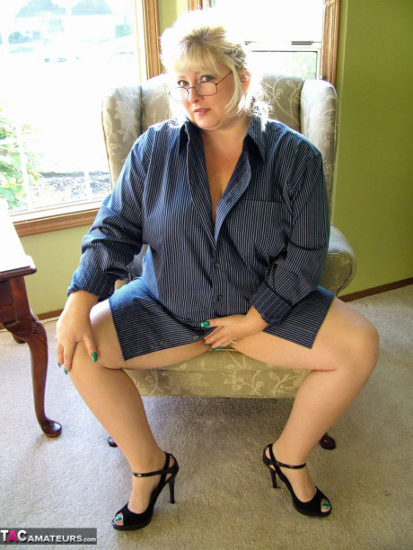 Cougar yellow-haired fatty Taffy Spanx highlights her shaved snatch during solo action - #1217538
